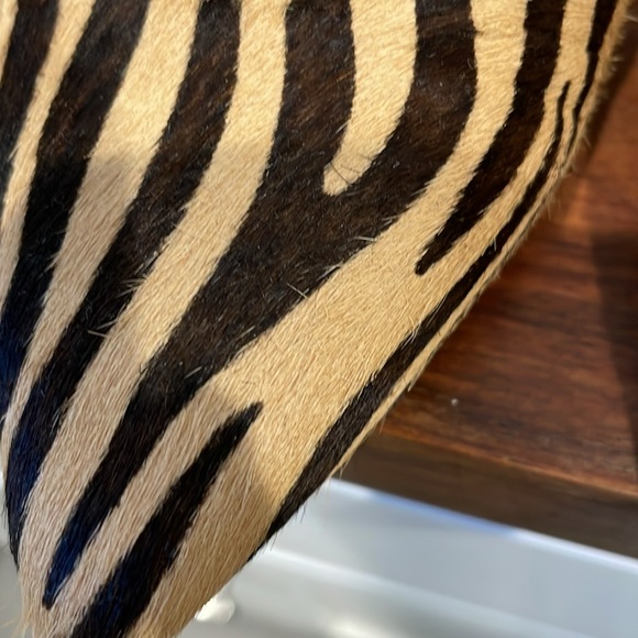 Women’s calf hair animal print pointed toe flats 7.5 - Picture 2 of 4